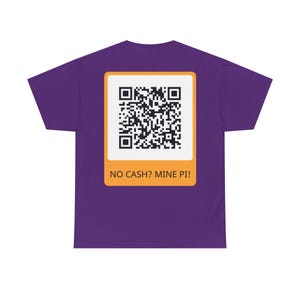 Könnte beinhalten: Lilafarbenes T-Shirt mit einem QR-Code-Design auf der Rückseite. Der QR-Code befindet sich in einem weißen Rechteck mit orangefarbenem Rand. Der Text "NO CASH? MINE PI!" ist darunter zu sehen.