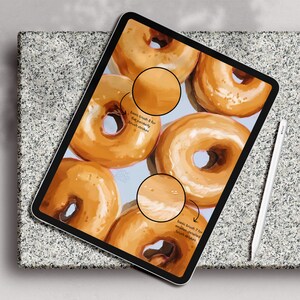 Puede incluir: Una ilustraci&oacute;n digital de donuts glaseados en la pantalla de una tableta. La imagen muestra diferentes trazos de pincel utilizados para crear la ilustraci&oacute;n. El texto en la pantalla dice "pincel b&aacute;sico 8 para una textura de donut suave y ligeramente cepillada" y "pincel b&aacute;sico 7 para trazos de pincel suaves y glaseados".