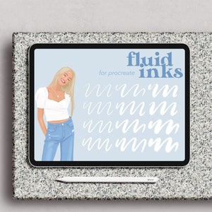 Peut inclure: Une illustration num&eacute;rique d'une femme aux cheveux blonds portant un haut blanc et un jean bleu. L'image est affich&eacute;e sur une tablette avec le texte "fluid inks for procreate" et une s&eacute;rie de traits d'encre blancs.