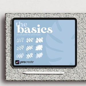 Puede incluir: Una tableta digital que muestra un paquete de pinceles para Procreate llamado "the basics". El paquete incluye 9 pinceles diferentes, cada uno con una textura y un trazo &uacute;nicos. La tableta est&aacute; sobre una superficie gris texturizada con un l&aacute;piz blanco al lado.
