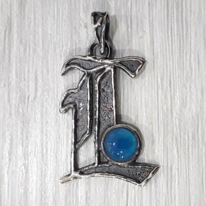 Pendente gótico letra L/inicial em prata polida com ágata azul feito à mão C186
