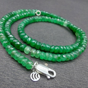 Puede incluir: Un collar de piedras preciosas de esmeralda verde con un cierre de plata. El collar está hecho de cuentas facetadas y mide aproximadamente 45 cm de largo.