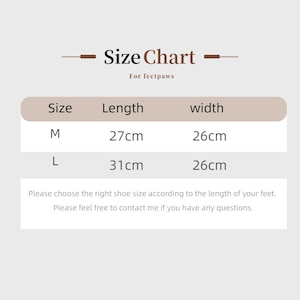 May include: A size chart for feetpaws with dark brown text on a light background. It lists size M with a length of 27cm and width of 26cm, and size L with a length of 31cm and width of 26cm. The text advises choosing size by foot length.