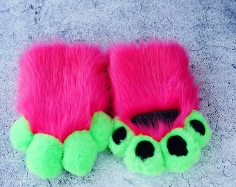 Guantes veganos de piel sintética con forma de patas de gatito y cachorro, hechos a mano con 4 dedos y chirriador, ideales para fiestas temáticas de Halloween y cosplay para niños y adolescentes.