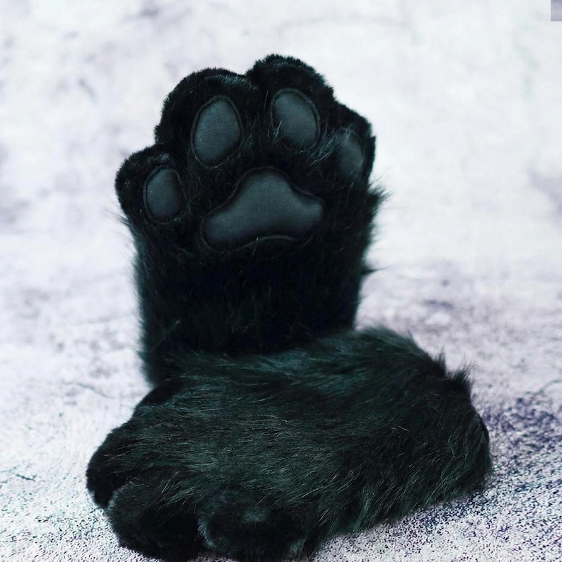Puede incluir: Guantes de pata de piel sint&eacute;tica negra con una almohadilla acolchada y almohadillas individuales para los dedos. Los guantes est&aacute;n dise&ntilde;ados para parecerse a una pata de gato u otro animal. La piel es de color negro intenso y las almohadillas son de color negro mate.