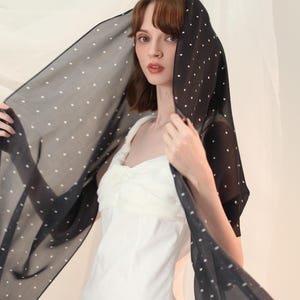 100% マルベリーシルク シフォン ロングスカーフ - クラシックな水玉模様 - 黒地に白のドット - 53 x 210 cm - 女性への最高のギフト - 春夏スカーフ
