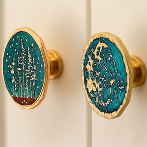 Emaljknoppar i skogs- och månfärg, skåphandtag i vintage-guldmässing, ovala byråknoppar i träd-stil