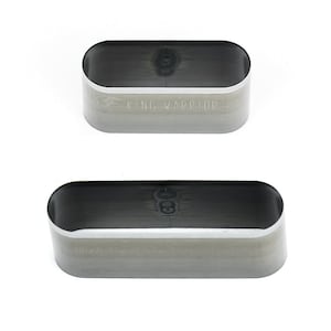 Peut inclure: Deux outils de poinçonnage ovales en métal argenté. L'outil du haut porte la gravure "KING WARRIOR" sur le côté. L'outil du bas porte la gravure "KING WARRIOR" sur le côté.