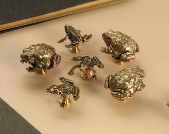 Brass frog drawer knob/ handmade toad antique brass decorative door handle/ Frog cabinet drawer pull /insect furniture hardware