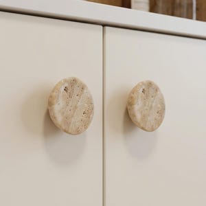 Runde Schrankknäufe aus Travertin-Marmor, Natursteinknäufe, Knäufe Wabi Sabi, Schranktürgriff, Küchenbeschläge