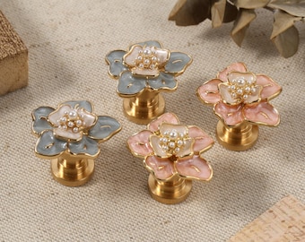 Perilla de cajón de camelia rosa de latón/Manija de puerta decorativa de flor azul hecha a mano/Tirador de cajón de gabinete floral/Herramienta para muebles de plantas