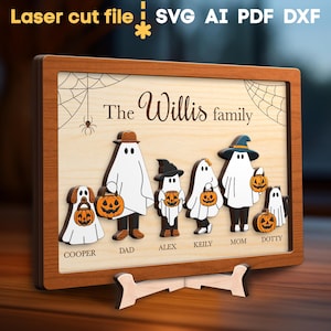 Könnte beinhalten: Ein hölzernes Familienschild mit Halloween-Motiv. Das Schild zeigt eine Familie von Geistern, die jeweils einen Kürbis tragen. Der Familienname "The Willis family" ist oben abgebildet. Das Schild befindet sich in einem Holzrahmen und enthält den Text "Laser cut file! SVG AI PDF DXF".