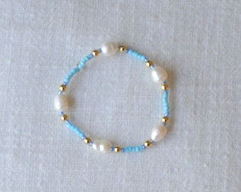 Bracelet Mykonos - Bracelet cordon extensible de perles dorées, perles d'eau douce et bracelet de plage empilable de perles bleues