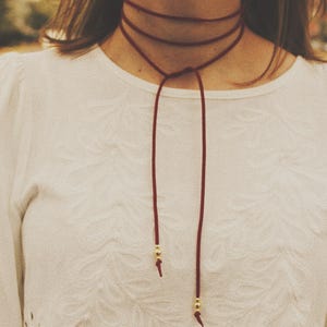 Collar Graham Wrap: gargantilla con cordón de ante sintético multicolor y cuentas de oro laminado de 18k en los extremos. Un collar llamativo para el día del partido.