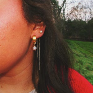 Pendientes Coco - Aros Huggie vintage de oro antiguo con perlas de agua dulce, pequeños y gruesos, para apilar y combinar, con perlas playeras de estilo preppy.