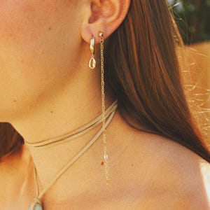 Pendientes Josie: pendientes de concha de cauri dorados, pendientes apilables gruesos dorados, elegantes pendientes playeros estilo surfista, aros dorados de estilo preppy.
