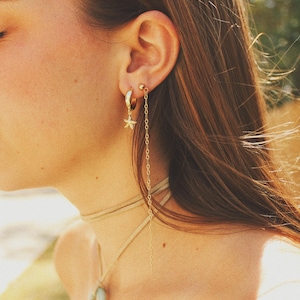 Caspian Huggies - Aros gruesos con forma de estrella de mar dorada, pendientes con temática marina, aros estilo surfista, joyería vaquera costera, joyas con estética playera.