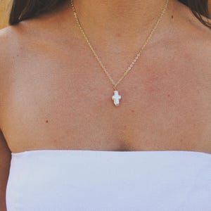 Collana con croce di perle d'acqua dolce - Elegante gioiello cristiano, perla barocca, ogni croce è unica, leggi la descrizione prima di acquistare