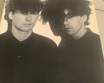 La cadena de Jesús y María: Una biografía musical de John Robertson. 1988