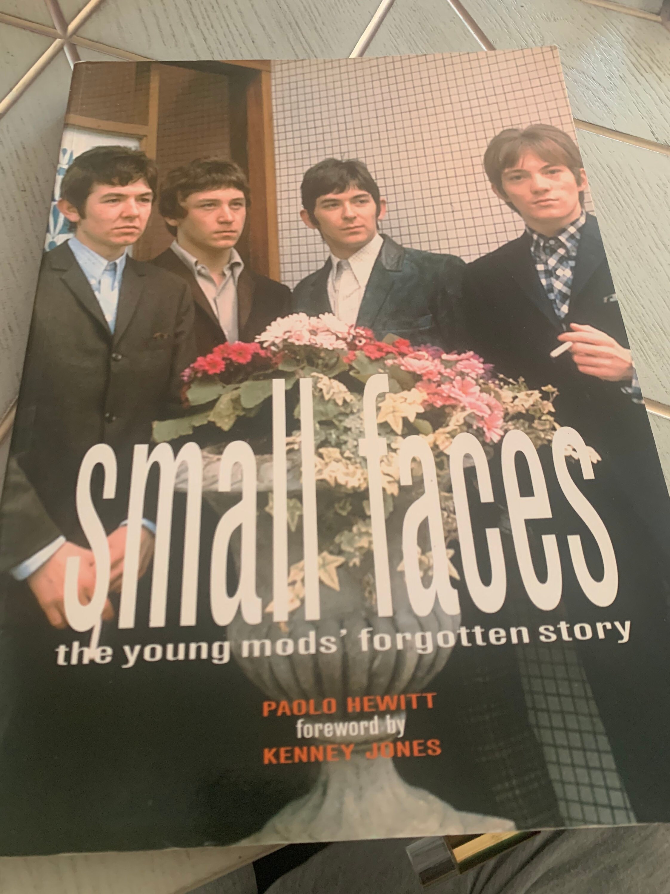 Small faces　the young mods' forgotten Small Faces: the Young Mods' Forgotten Story. by Paola