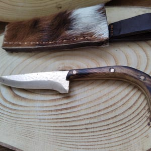 Bronzemesser mit Fellscheide, Keltisches Bronzemesser, Bronzezeitliches Messer mit Lederscheide mit Kuhfell