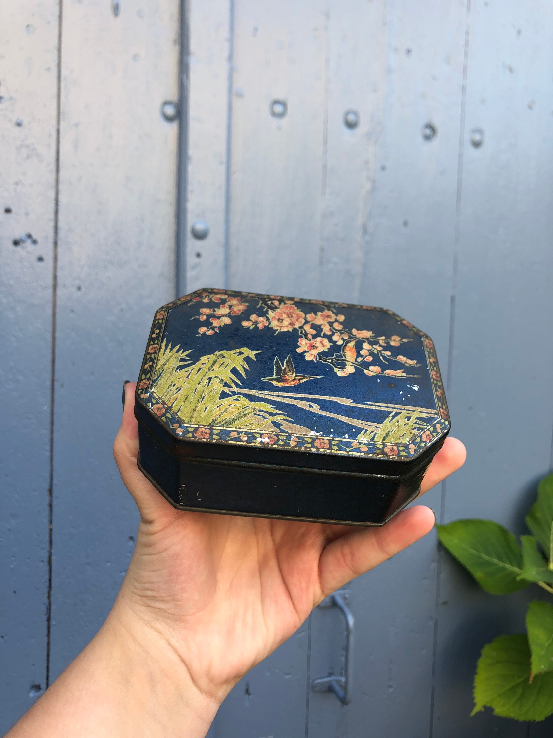 Belle Étain Vintage avec Décoration Japonaise