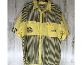 Camicia Bugle Boy Button Down XL a righe gialle e blu navy, stile vintage anni '90, con grafica caraibica.