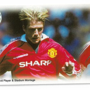 David Beckham Sportkarte im Jahr 1999 von Futera veröffentlicht. Sammelkarte, Sammlerstück Geschenk "Player & Stadium Montage" Man U Manchester United
