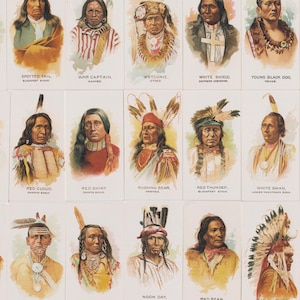 Può includere: Una collezione di figurine vintage con ritratti di capi e guerrieri nativi americani. Ogni figurina mostra un'illustrazione dettagliata di una figura, con nomi come "Sitting Bull" e "Red Cloud" stampati sotto. Le figurine hanno uno sfondo color crema.