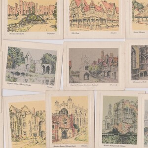 Puede incluir: Una colección de 10 postales vintage que representan varios edificios históricos y monumentos de Inglaterra. Las postales están impresas en blanco y negro sobre un fondo amarillo claro. Cada postal presenta un edificio diferente, incluyendo un castillo, una iglesia, una sala y un puente. Las postales están en buen estado y serían una gran adición a cualquier colección.