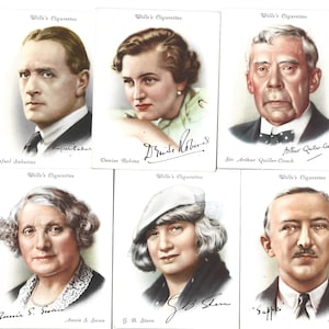 Puede incluir: Un conjunto de diez tarjetas de cigarrillos vintage con retratos de personas famosas, incluyendo J.M. Barrie, Sir Arthur Quiller-Couch y G.B. Shaw. Cada tarjeta tiene un fondo blanco con texto negro y una firma.