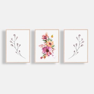 Puede incluir: Conjunto de tres impresiones de acuarela con ilustraciones florales y bot&aacute;nicas. La impresi&oacute;n central muestra un ramo de flores rosas, naranjas y amarillas. Las impresiones a cada lado presentan una sola rama con brotes grises.