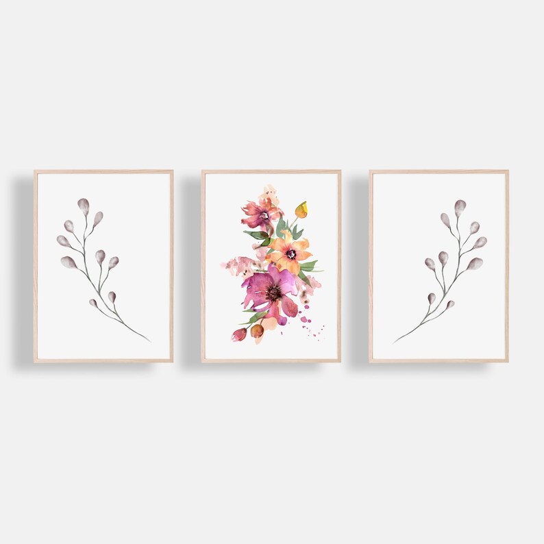 Puede incluir: Conjunto de tres impresiones de acuarela con ilustraciones florales y bot&aacute;nicas. La impresi&oacute;n central muestra un ramo de flores rosas, naranjas y amarillas. Las impresiones a cada lado presentan una sola rama con brotes grises.