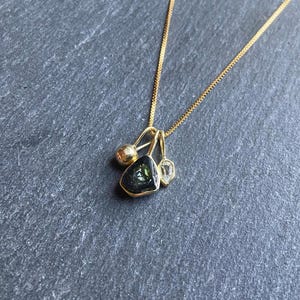 Grüne Turmalinscheibe und winzige Herkimer Diamant Halskette | Grüner Turmalin Anhänger | Rohstein Halskette | Heilende Kristall-Halskette