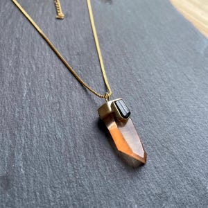 Mandarinenquarz und tiefgrüner Turmalin Halskette | Kristall Anhänger | roher Turmalin | natürlicher Kristallschmuck | Schutz Halskette