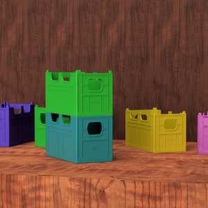 Puede incluir: Una colección de cajas de plástico de colores en tonos morado, verde, azul, amarillo y rosa. Las cajas están apiladas y dispuestas sobre una superficie de madera contra un fondo de madera marrón. Cada caja tiene una abertura rectangular.