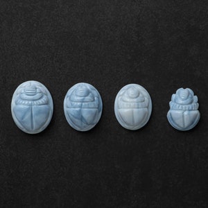Naturlig blå opal scarab snidning | Handskuren scarab skalbagge av blå opal ädelsten | Blå opal scarab för smyckestillverkning | Blå opal snidning