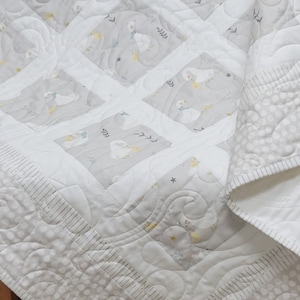 Trapunta per asilo fatta a mano, trapunta patchwork, coperta per bambini con stampa anatroccolo, trapunta per bambini neutra, trapunta per piccoli anatroccoli, tessuti di carta e stoffa