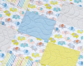 Handgemaakte babyquilt olifant, blauw en geel patchwork, 100% katoen