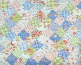 Handgemaakte patchwork kinderkamerquilt, bloemen kinderkamerdecoratie