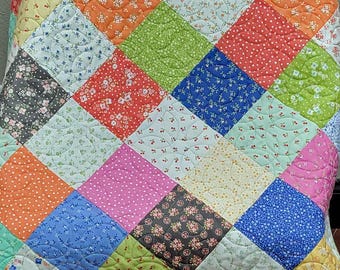 Handgemaakte patchwork kinderkamerquilt, calicobloemen
