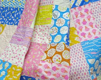 Kleurrijke grillige patchwork-quilt, handgemaakte gewatteerde deken