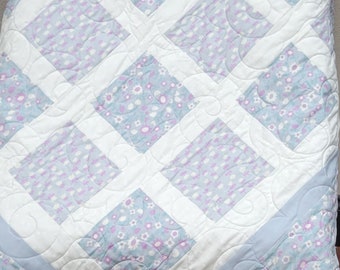 Handgemaakte patchwork babyquilt, bloemenprint, lavendelblauw, 40 x 40