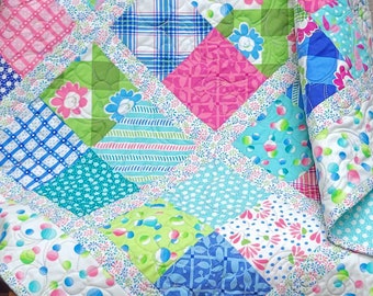 Handgemaakte patchwork babyquilt, kleurrijke katoenen prints, 40 x 40