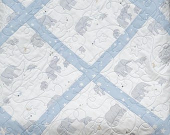 Handgemaakte babyquilt, gewatteerde deken met patchwork olifantenprint