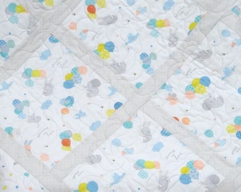 Handgemaakte babyquilt, patchwork katoenen gewatteerde babydeken, print van olifant en konijn (40 x 40)