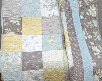 Handgemaakte patchwork quilt, gewatteerde deken met bloemen