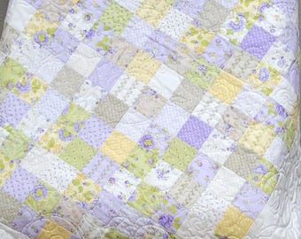 Handgemaakte babyquilt, gewatteerde deken met bloemenpatchwork