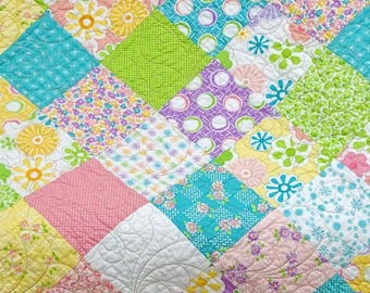 Handgemaakte patchwork kinderkamerquilt, babydeken met felle kleuren en chenillerand