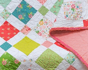 Handgemaakte patchwork kinderkamerquilt, bloemenprints met chenillerand